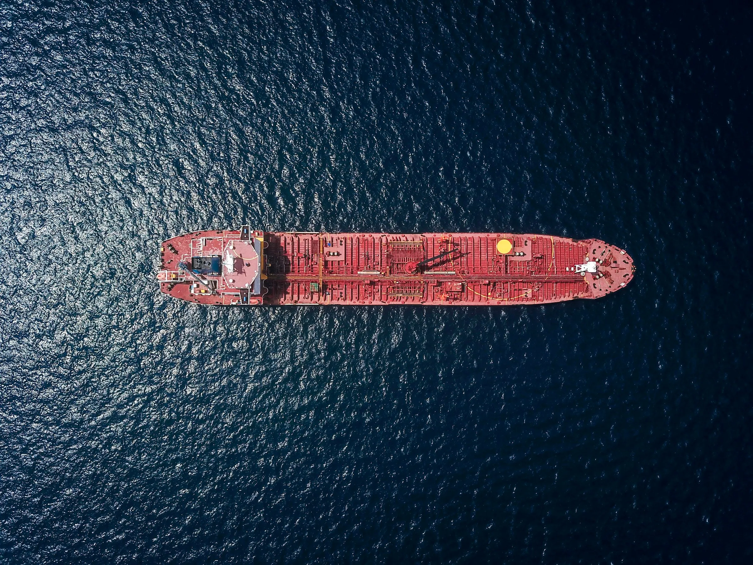 Buque tanque visto desde el aire, navegando en mar abierto